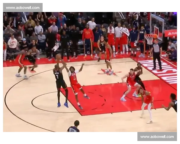 篮球赛关键时刻逆转全场，明星球员绝杀点燃观众激情 - 副本 (3)